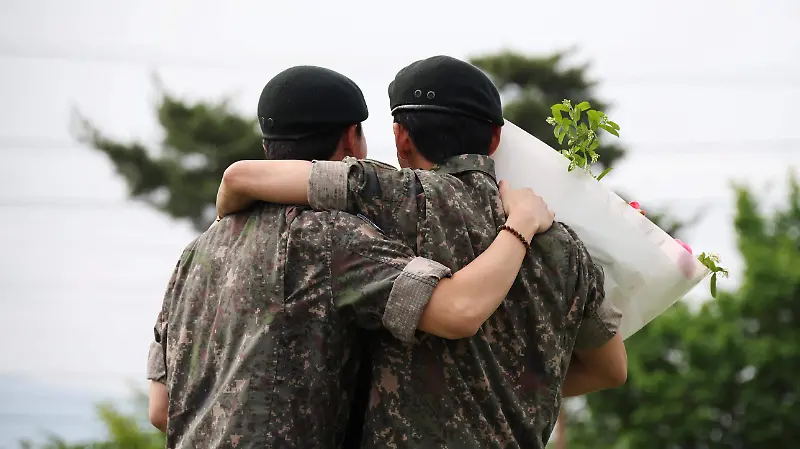 taeyung-v-rm-namjoon-servicio-militar-reuters 